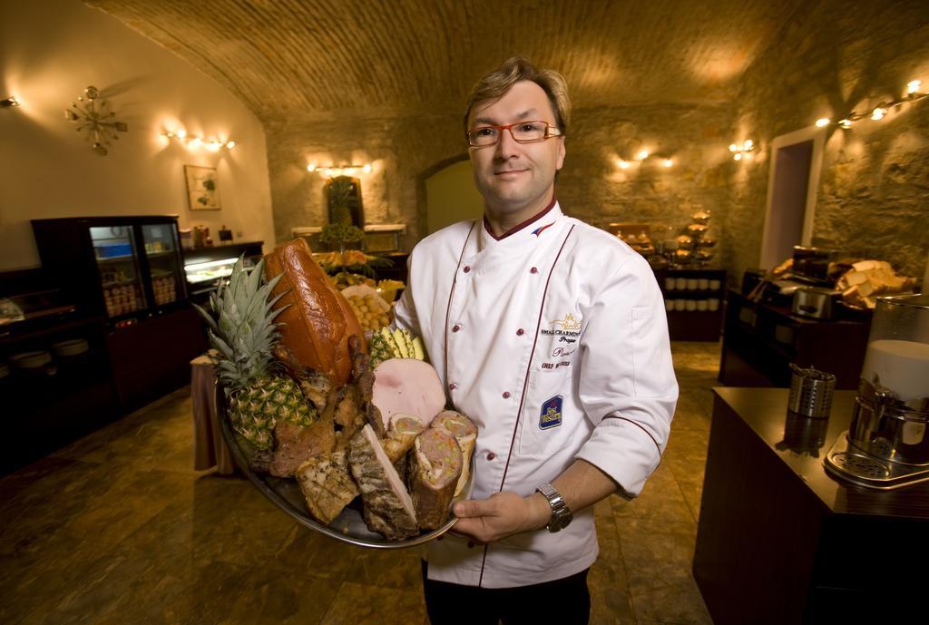 Grandior Hotel Praha Eksteriør bilde Chef in a restaurant